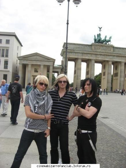 defecte sacai mama ...ador asta)se enerveaza pentru fiecare zik imbrace)