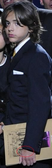 heii uitatti , m`am uitat mai atent la poza dupa  dektop  si  uitati ce  a observat michael jackson