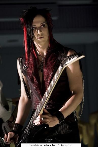 sau tom? 1-cine mai canta mai mai displace mai mult lui sau cel lui tom?1.yu 2.yu ADMIN๋ �яєω *Bella*