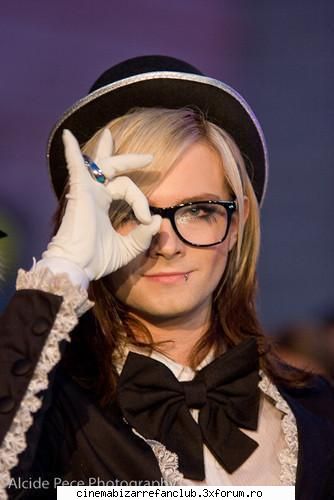 funny photos with strify: serios imi sta?kiro: poi eu...sa vezi...nu stii unde`i toaleta locul odata