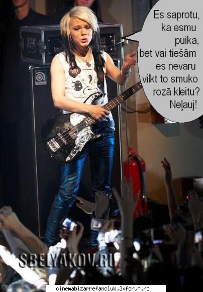 funny photos with asa&nbsp; revin eu&nbsp; >: )kiro:auzi fata&nbsp; i`a mai lasama yu[din spate]: