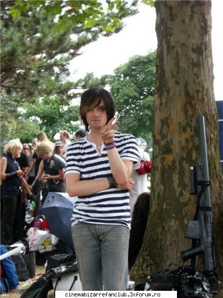 cu mitraliera langa copac, colegii pe acolo, teroristul liceului :rotfl:  :rotfl:  :rotfl:  :rotfl: