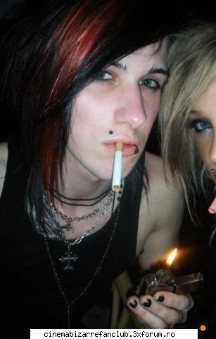 intr`un mai stiu exact care,zicea ca s`a lasat de fumat
dar acum cu bitch,iar s`a apucat :x yu